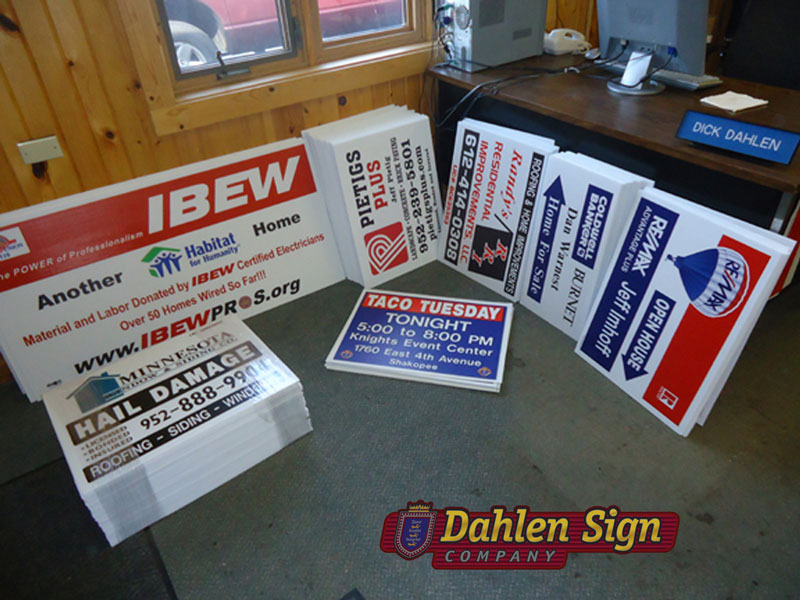 Corrugated yard signs made by Dahlen Sign Company